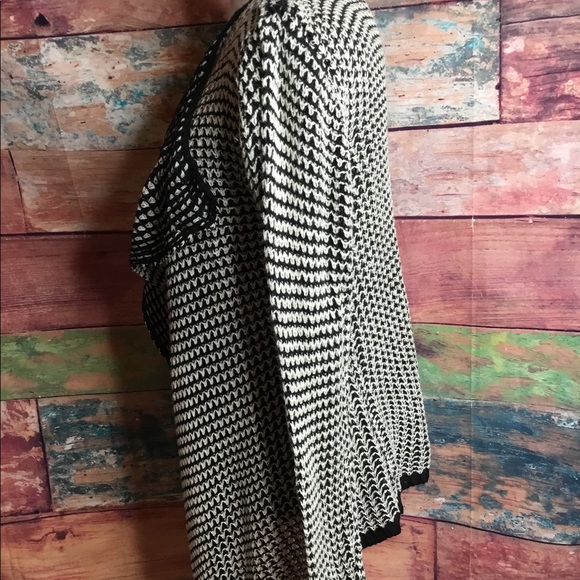 Women’s 🌸SOLD🌸 Knitted Cardigan - Picture 2 of 8